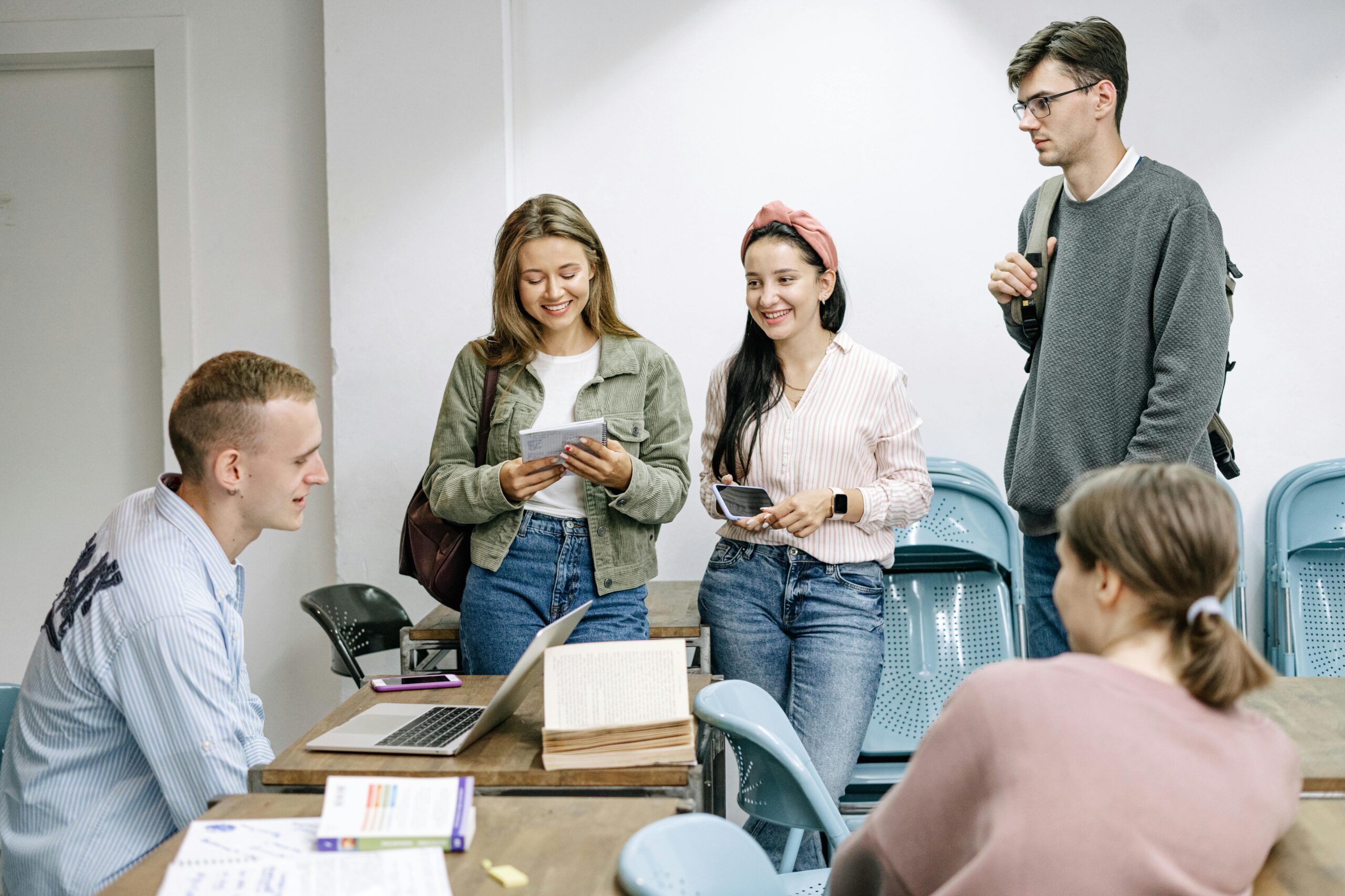 A Group Of Students Gossiping In The Classroom Pakistan Study Abroad Experts - Sash Overseas Advisers