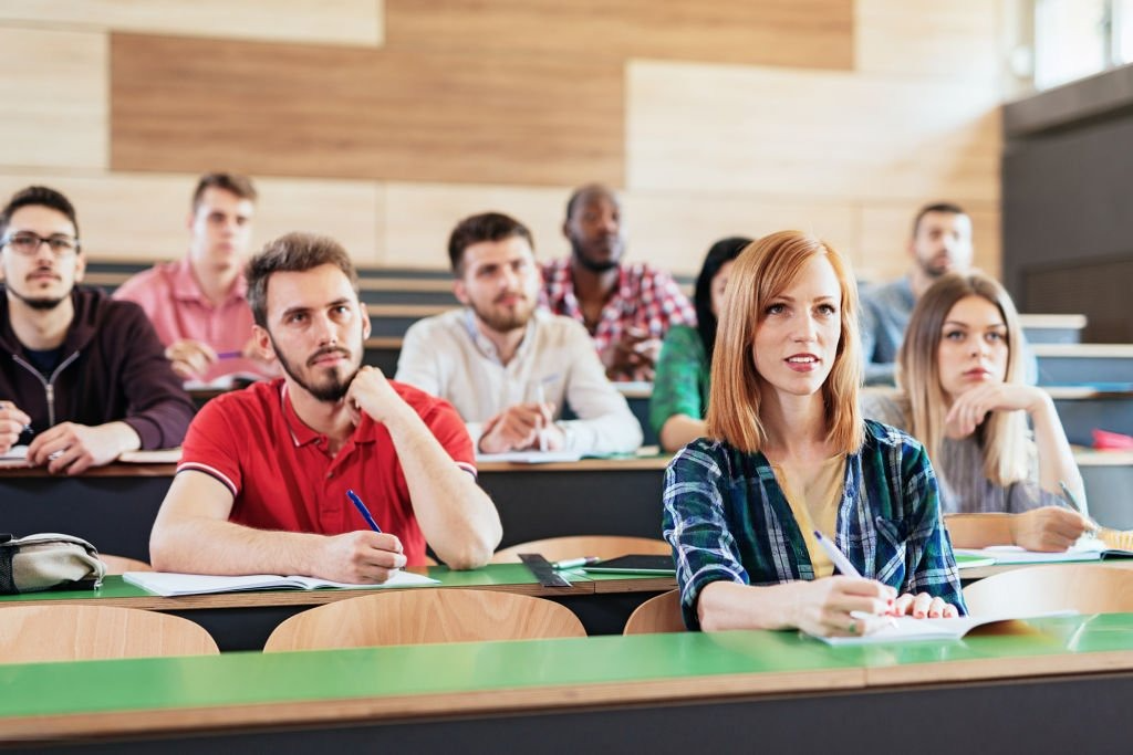 Students Attend Lecture- Sash Advisers
